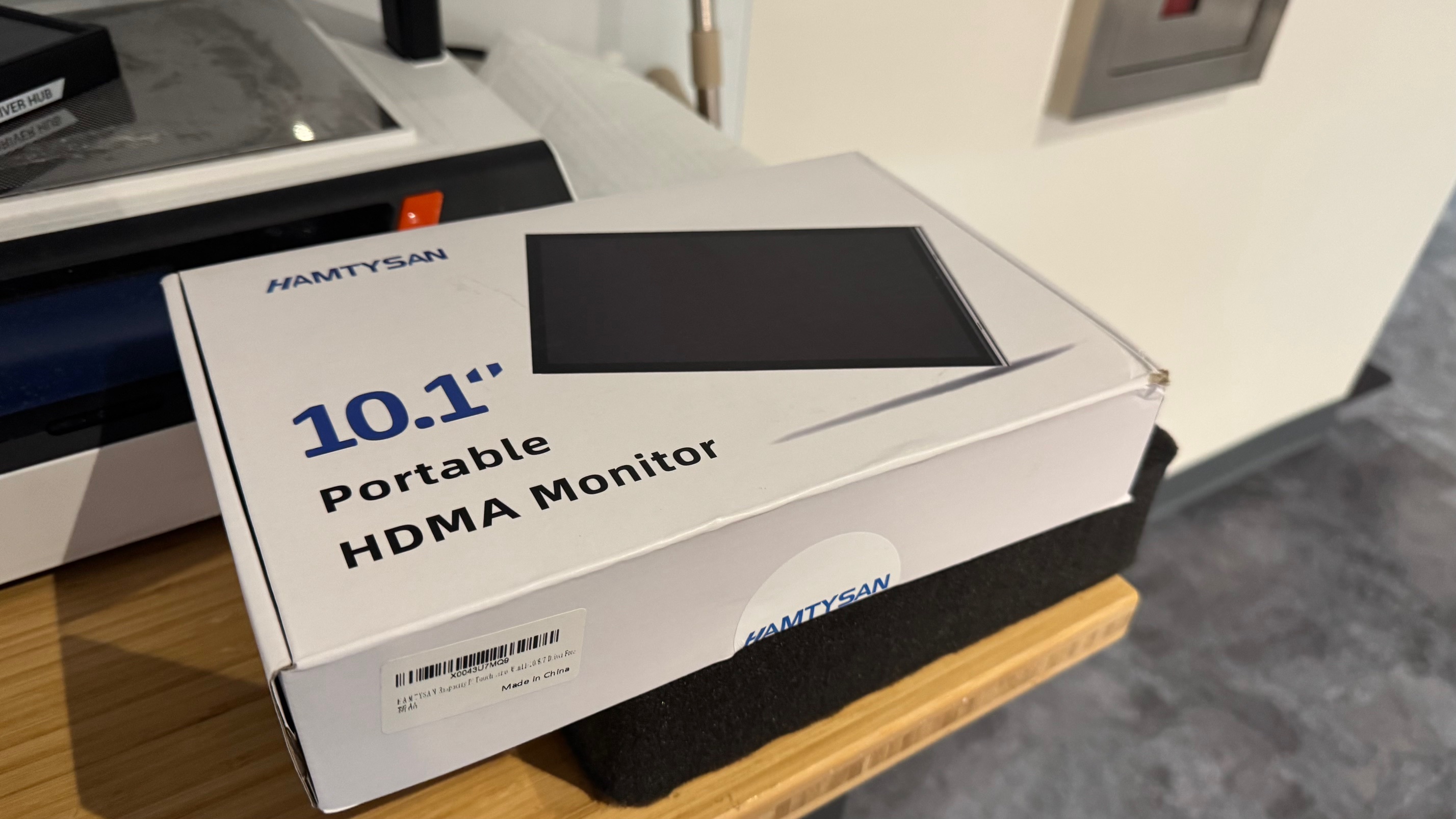Box containing a portable 10.1-inch HDMI monitor